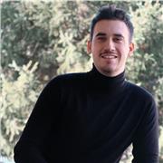 Profesor de piano con experiencia ofrece clases particulares a domicilio y online. Formación de doble grado superior en piano y pedagogía musical y Máster de Pianista Repertorista